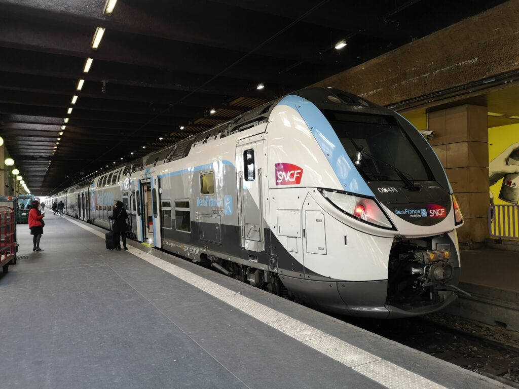 Un Train Z 57000 de la ligne R Transilien stationné à Gare de Lyon, Paris.