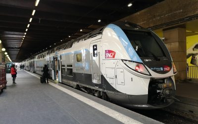 Un Train Z 57000 de la ligne R Transilien stationné à Gare de Lyon, Paris.